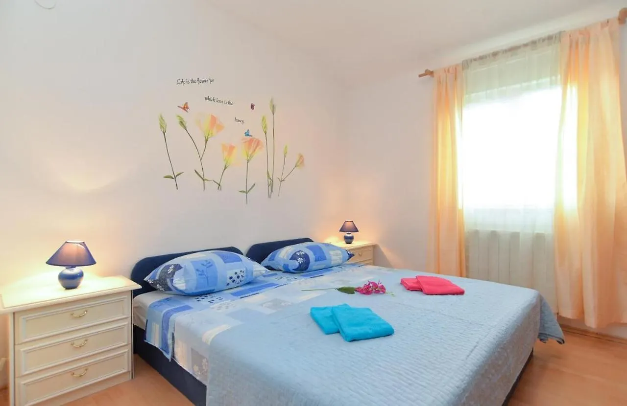 Family Friendly Apartments With A Swimming Pool Fazana - 19596 Croatia
