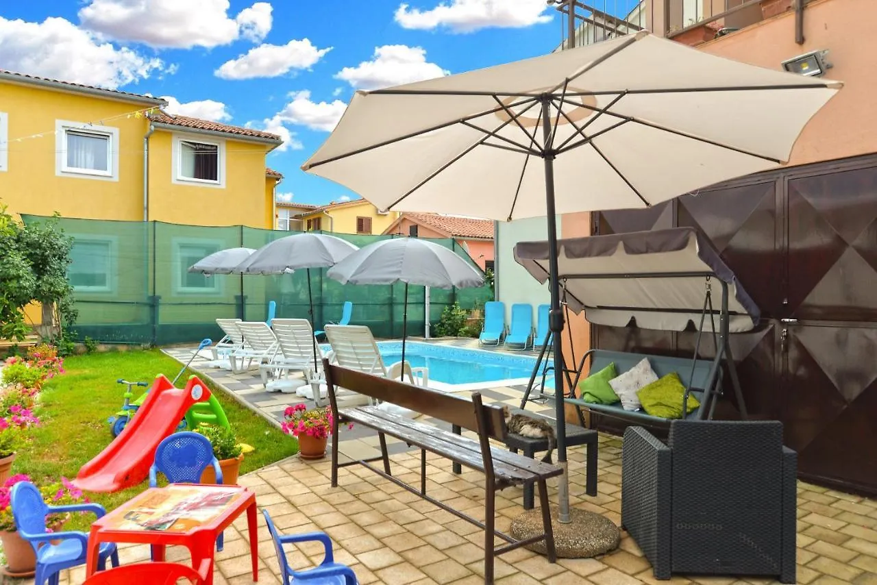Family Friendly Apartments With A Swimming Pool Fazana - 19596 Croatia
