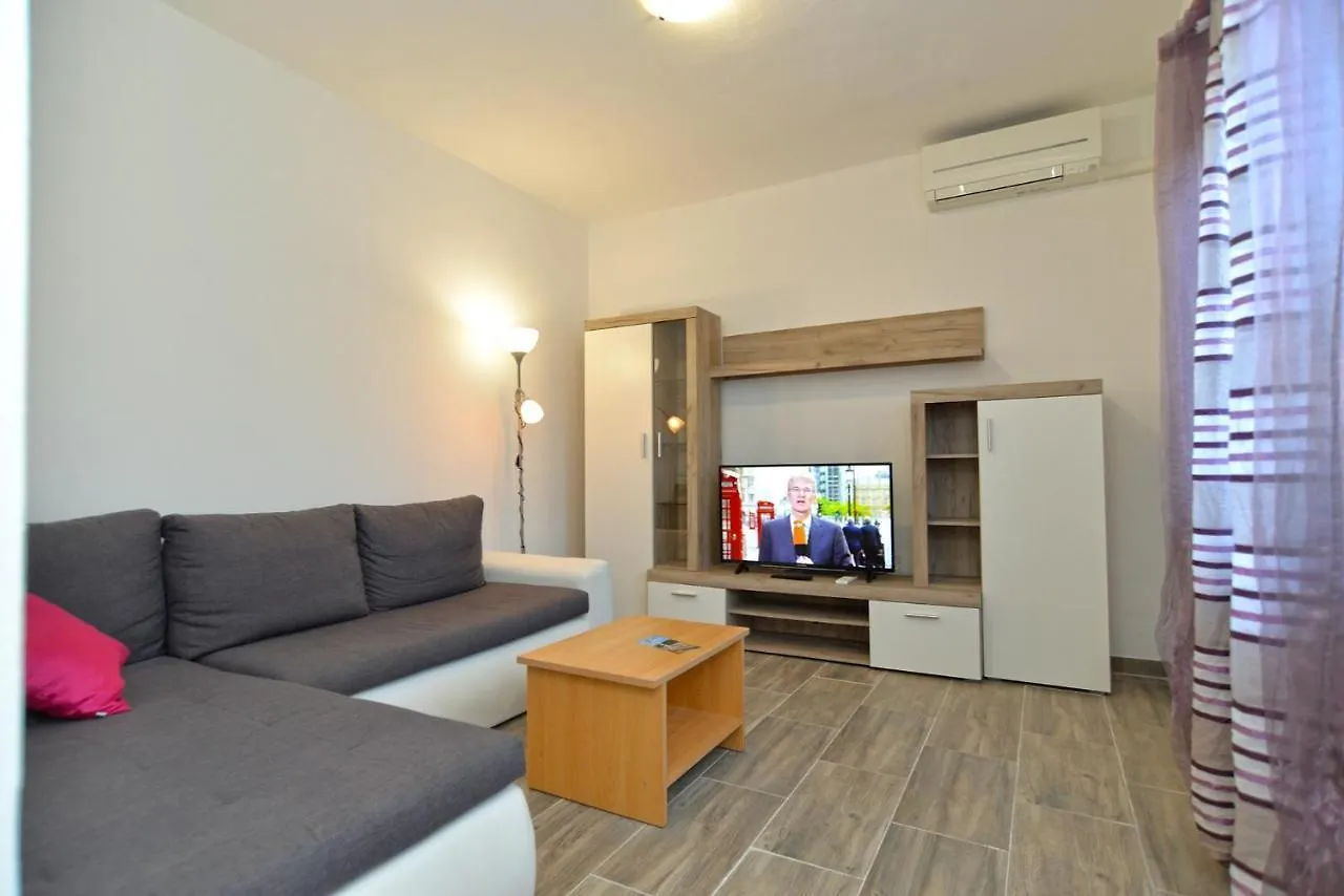Family Friendly Apartments With A Swimming Pool Fazana - 19596