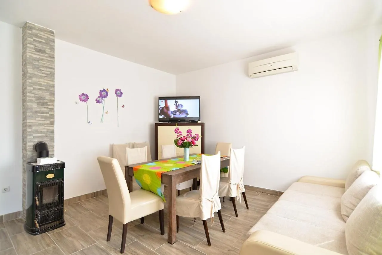 Family Friendly Apartments With A Swimming Pool Fazana - 19596