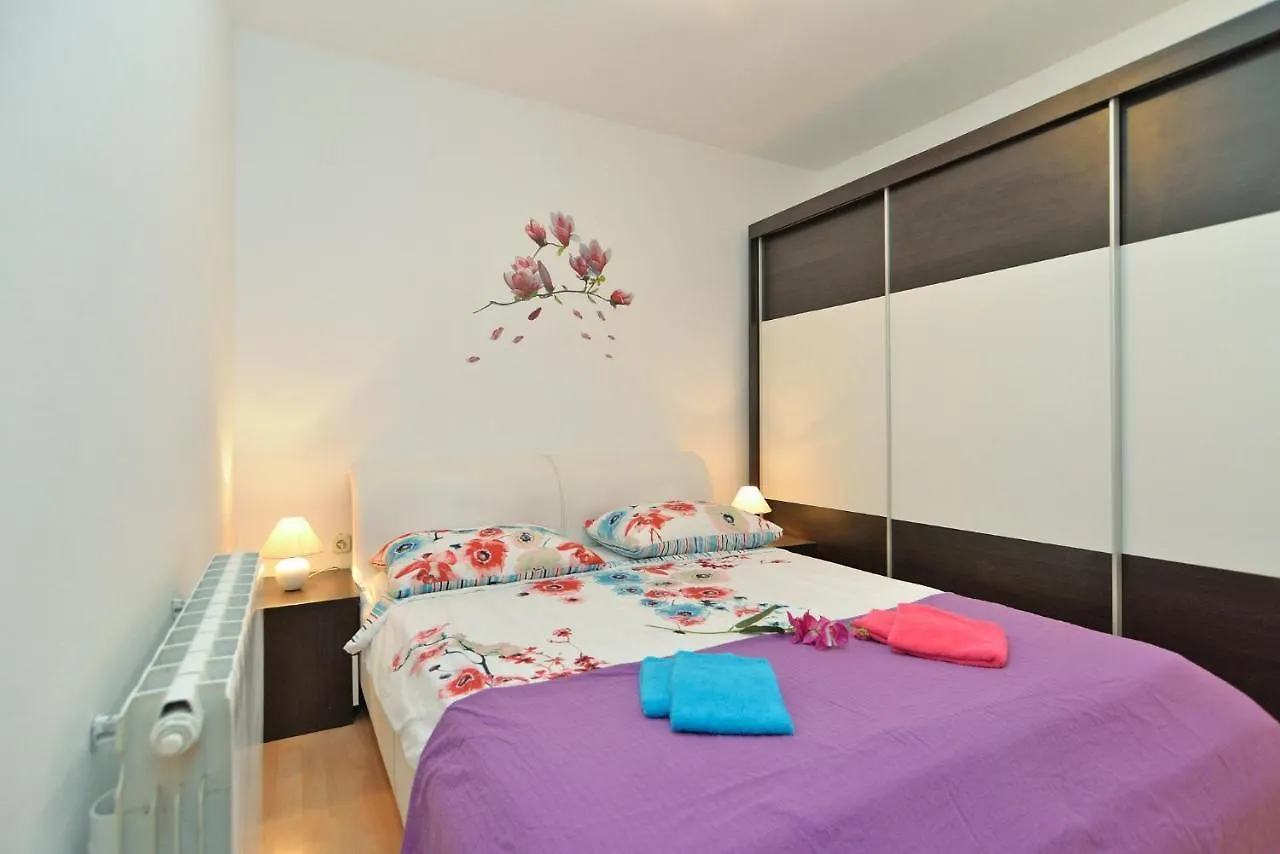 Family Friendly Apartments With A Swimming Pool Fazana - 19596