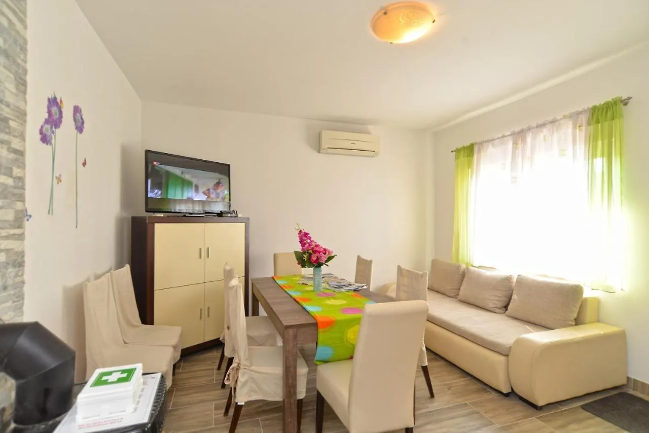 Family Friendly Apartments With A Swimming Pool Fazana - 19596