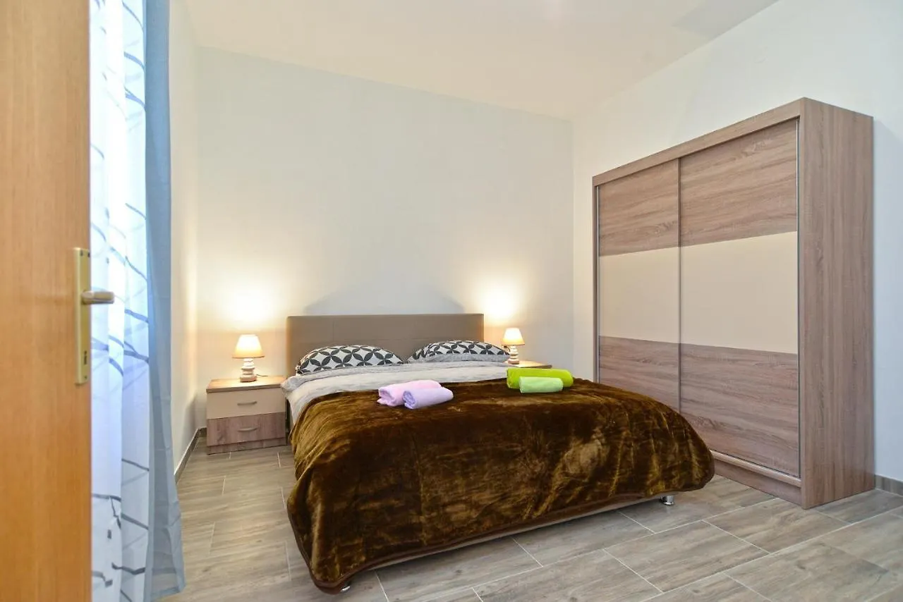Family Friendly Apartments With A Swimming Pool Fazana - 19596 Croatia